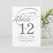 Elegante Karkohle-Kalligrafie-Hochzeit-Tischnummer Einladung (Stehend Vorderseite)