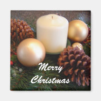 Elegante Kerze mit Kiefernkonen