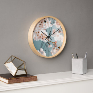 Elegante Kirschblüten-Wanduhr mit natürlichem Holz Uhr