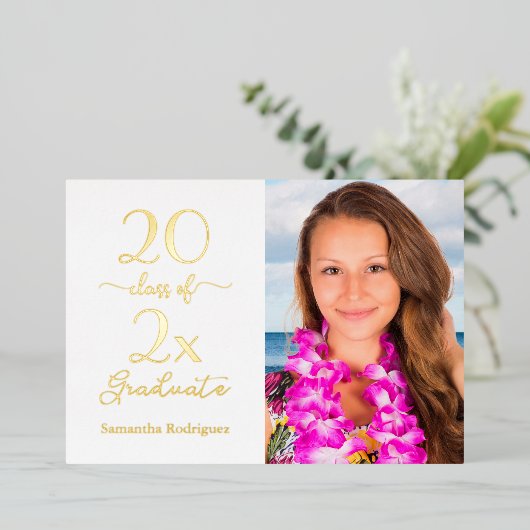 Elegante Klasse 2025 Foto Graduation Party Gold Folieneinladung (Stehend vorne)