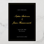 Elegante klassische formale Schwarz-Rahmen-Skripte Folieneinladung<br><div class="desc">Eleganter,  formeller und eleganter Platz Wedding Save the Date mit echter Goldfolie und Schrift Typografie für die Namen des Paares,  solider Hintergrund,  ein eleganter Rahmen auf der Vorderseite und ein weißer Backer. Passen Sie es mit Ihren eigenen Hochzeitsinformationen an. Eine sehr elegante und raffinierte Hochzeitsankündigung für moderne Paare.</div>
