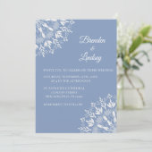 Elegante klassische moderne, dusty blau-weiße Blum Einladung (Stehend Vorderseite)