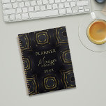 Elegante klassische Schwarz-Gold Geometrie Planer<br><div class="desc">Wir stellen Ihnen unseren individuell gestaltbaren Jahresplaner vor! Dieser Planer ist mit einem schwarzen, goldgeometrisch geformten Cover der Inbegriff moderner Eleganz. Der stilvolle Skript-Schriftart fügt eine Touch von Raffinesse hinzu, während die goldene Spiralbindung für Langlebigkeit sorgt. Personalisieren Sie es mit Ihrem Namen und Jahr für diese besondere Touch. Ideal um...</div>