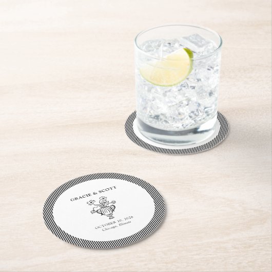 Elegante klassische Schwarz-Weiß-Hand-Hochzeit Runder Pappuntersetzer (Vor Ort)