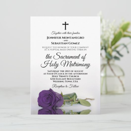 Elegante königliche Lila Rose Moderne katholische Einladung (Stehend Vorderseite)