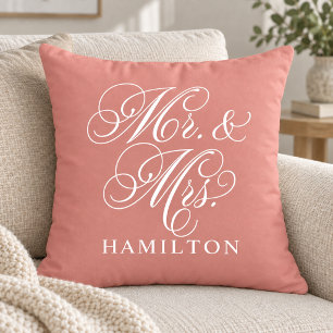 Elegante Koralle Mr und Mrs Skript Hochzeit Kissen