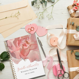 Elegante Korallenrosa Rosen Blumen Hochzeitspaar Planer