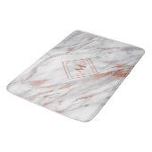 Elegante Kupfer-Rose Gold und Weißmarmor |Monogram Badematte (Schrägansicht)