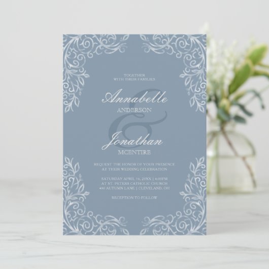 Elegante Lace Dusty Blue Scroll Hochzeit Einladung (Stehend Vorderseite)