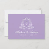 Elegante Lavender Floral Wappen Monogram Wedding RSVP Karte (Rückseite)