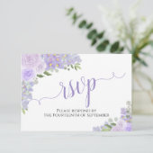 Elegante Lavender Lila Blumenkalligrafie Hochzeit RSVP Karte (Stehend Vorderseite)