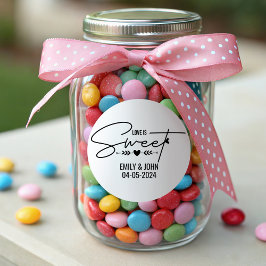 Elegante Liebe ist die Hochzeit von süßen Herzkall Runder Aufkleber