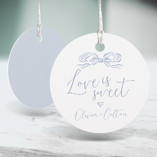 Elegante Liebe ist Sweet Blue Bow Brautparty Geschenkanhänger