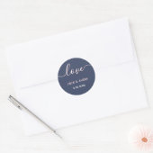 Elegante Liebe Script Navy & Blush Wedding Date Runder Aufkleber (Umschlag)