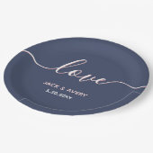 Elegante Liebe Script Navy & Blush White Wedding Pappteller (Schrägansicht)