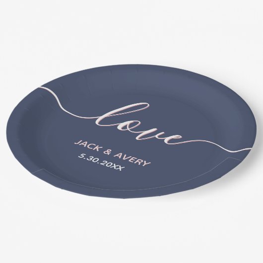 Elegante Liebe Script Navy & Blush White Wedding Pappteller (Schrägansicht)