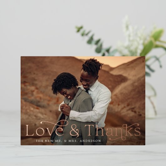 Elegante Liebe und Dank Dusty Rose Foto Hochzeit Folieneinladung (Stehend vorne)