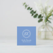 Elegante Light Blue Script Beruflich Monogram Quadratische Visitenkarte (Stehend Vorderseite)