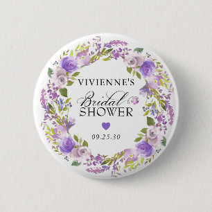 Elegante lila Blumen-Hochzeitsdusche Button