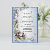 Elegante Lila Blumen-Schmetterling-Hochzeitsdetail Begleitkarte (Stehend Vorderseite)