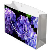 Elegante, lila Blumen und Auberginen Große Geschenktüte (Rückseite Schrägansicht)