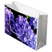 Elegante, lila Blumen und Auberginen Große Geschenktüte (Vorderseite Schrägansicht)