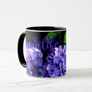 Elegante, lila Blumen und Auberginen Tasse