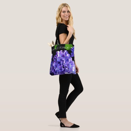 Elegante, lila, blumengeschmückte Hydrangeas Tasche (Am Model)