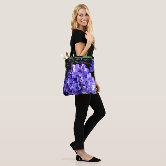 Elegante, lila, blumengeschmückte Hydrangeas Tasche (Am Model)