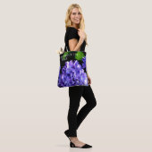 Elegante, lila, blumengeschmückte Hydrangeas Tasche (Am Model)
