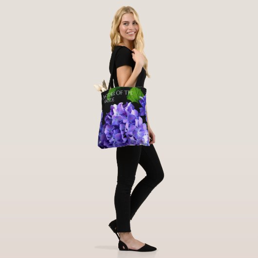 Elegante, lila, blumengeschmückte Hydrangeas Tasche (Am Model)