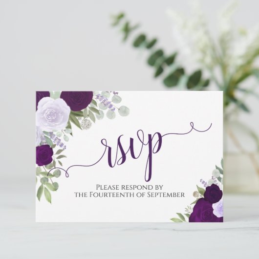 Elegante Lila Blumenkalligrafie RSVP Karte (Stehend Vorderseite)