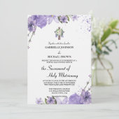 Elegante Lila Blumenkreuz Weiße Hochzeitsmasse Einladung (Stehend Vorderseite)