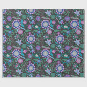 Elegante lila Boho-Blumen auf Schwarz Geschenkpapier (Flach)