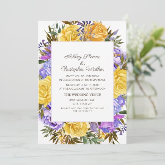 Elegante Lila-gelbe Blumenhochzeit Einladung (Stehend Vorderseite)