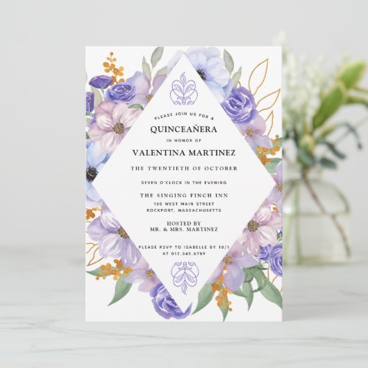 Elegante Lila Goldene Flora Quinceanera Einladung (Stehend Vorderseite)