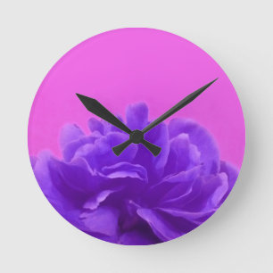 Elegante lila Himbeere mit Blumen Runde Wanduhr