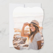 Elegante Lila Kalligraphie und Foto Save The Date (Rückseite)