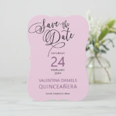 Elegante Lila Kalligraphie und Foto Save The Date (Stehend Vorderseite)