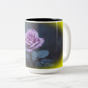 Elegante lila Rose im Regen Becher Zweifarbige Tasse
