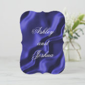 Elegante Lila Seidensatin Hochzeit Einladung (Stehend Vorderseite)