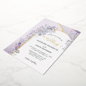 Elegante Lila Smoky Gray Floral Gold Arch Wedding Folieneinladung (Gedreht)