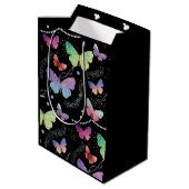 Elegante Lila und blaue Schmetterlinge Mittlere Geschenktüte (Rückseite Schrägansicht)