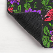 Elegante Lila und rote Blume Schwarzer Hintergrund Mousepad (Ecke)