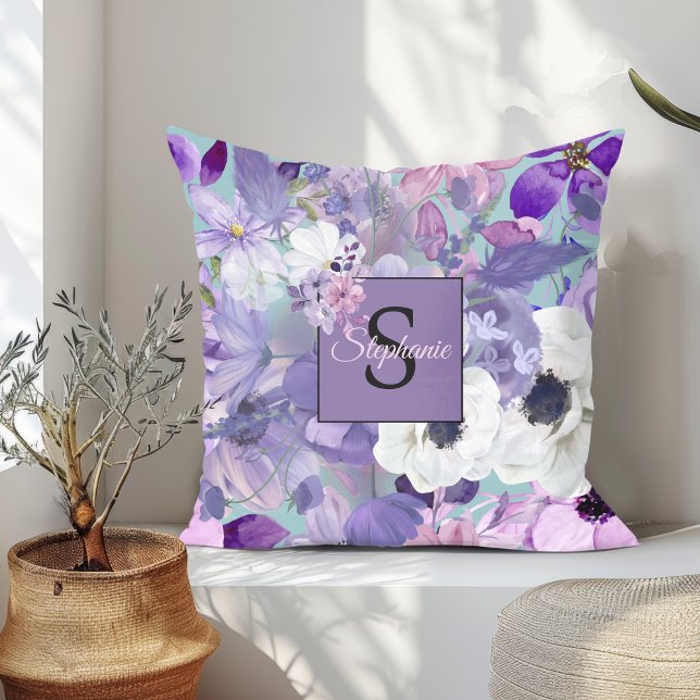 Elegante Lila und violette Wildblumen und Monogram Kissen (Von Creator hochgeladen)