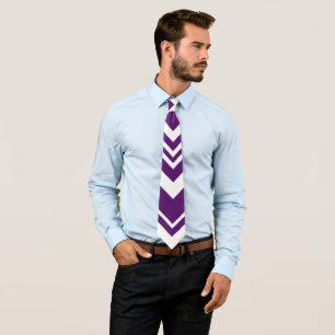 Elegante lila-weiße Chevron-Muster Krawatte