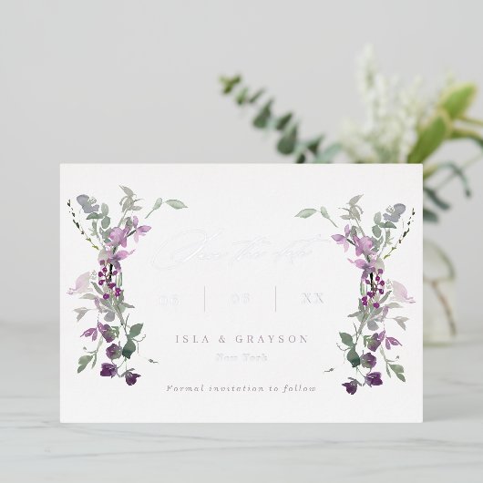 Elegante Lilac-Wildblumen, die das Datum speichern Folieneinladung (Stehend vorne)