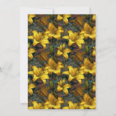 Elegante Lilien Akzent Überraschungsgeburtstag Einladung (Rückseite)