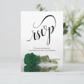 Elegante Long-Stemmed Emerald Green Rose Wedding RSVP Karte (Stehend Vorderseite)
