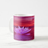Elegante Lotus-Blume bei Sonnenuntergang im Water Kaffeetasse (Vorderseite Links)